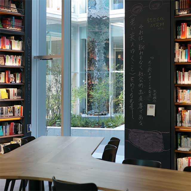Japan, Osaka, Kindai University, Library, Court Yard, Obelisk With EXYD-M Cladding, Photo EXYD