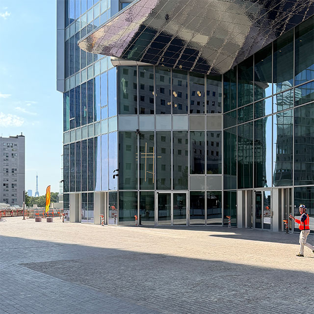 France, Paris, La Defense, The Link, Entrance, Canopy, left: Eiffel Tower, Photo EXYD
